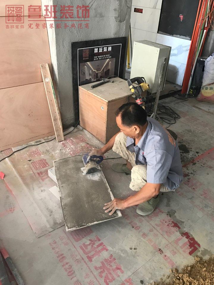 东莞富春山居装修工地现场的泥瓦工程阶段