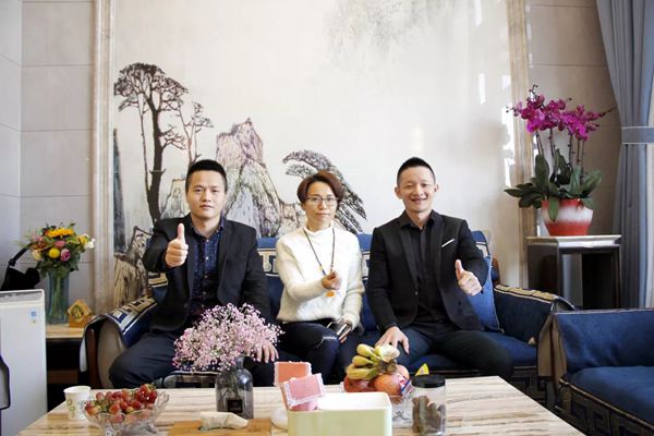 从左至右：设计师刘工、韦姐、客户经理覃经理